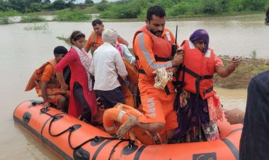 राजस्थान में बारिश के कहर की सबसे शानदार तस्वीर: सेना के जवान बने देवदूत