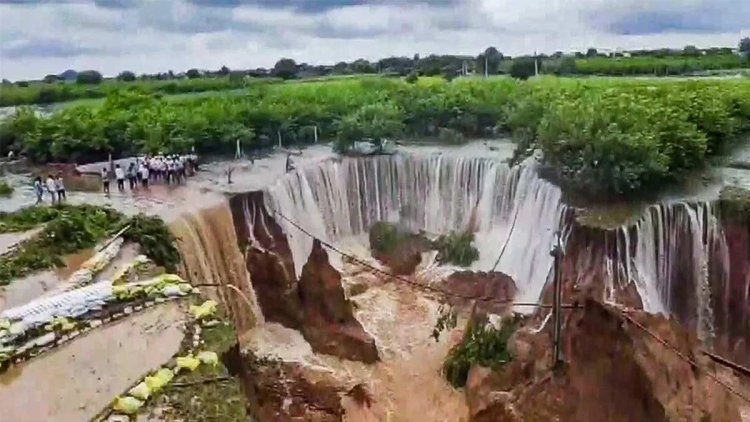 राजस्थान में बारिश का कहर, सवाई माधोपुर में बांध ओवरफ्लो होने से 55 फीट धंसी जमीन; हालात बिगड़े