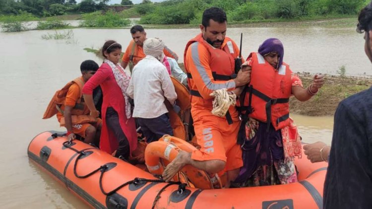 राजस्थान में बारिश के कहर की सबसे शानदार तस्वीर: सेना के जवान बने देवदूत