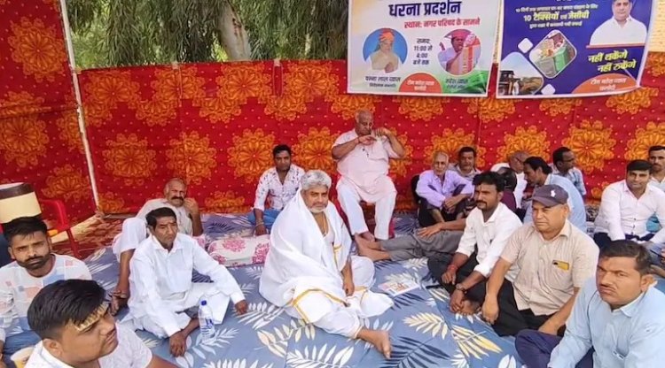 कांग्रेस नेताओं का धरना जारी, शहर की समस्याओं को लेकर प्रशासन को दी चेतावनी