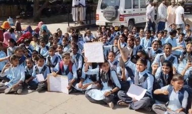 शिक्षकों की भारी कमी से नाराज़ छात्र सड़क पर उतरे, राष्ट्रीय राजमार्ग 325 किया जाम