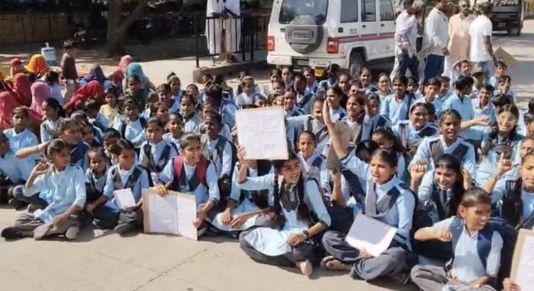 शिक्षकों की भारी कमी से नाराज़ छात्र सड़क पर उतरे, राष्ट्रीय राजमार्ग 325 किया जाम