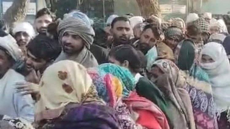 यूरिया खाद के लिए किसानों की लंबी कतारें, सर्विस लेन पर घंटों का लगा जाम