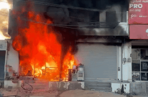 करणी इंडस्ट्रियल एरिया की दुकान में लगी आग, पास की दुकानों से 108 अवैध सिलेंडर बरामद