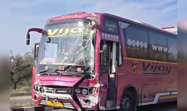 खाटूश्याम जा रही स्लीपर बस कंटेनर से टकराई, सभी 17 यात्री सुरक्षित