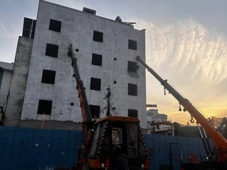 मालवीय नगर में निर्माणाधीन होटल झुकने से हड़कंप, 200 मीटर क्षेत्र सील, 50 परिवारों को निकाला