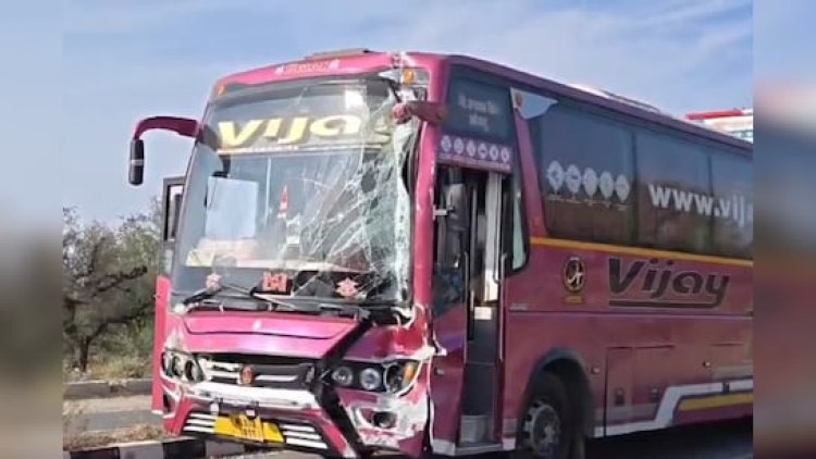 खाटूश्याम जा रही स्लीपर बस कंटेनर से टकराई, सभी 17 यात्री सुरक्षित