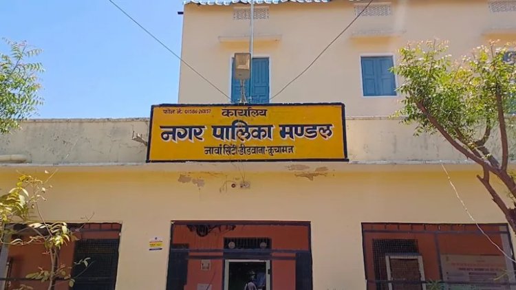 कलेक्टर की गाड़ी और नगर पालिका ऑफिस कुर्की के आदेश से हड़कंप, मृतका मजदूर के परिवार को 12 लाख मुआवजा नहीं देने पर कोर्ट सख्त