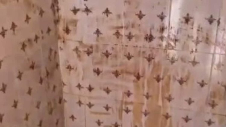 शौचालय की दीवारों पर दीपक आकार की टाइल्स लगने से विवाद