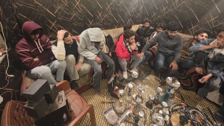 टोंक में हुक्का बार पर DST की बड़ी कार्रवाई, 23 युवक पकड़े, नशे का सामान जब्त