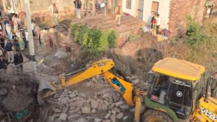 गौतम बुद्ध नगर के मुख्य मार्ग पर चला पीला पंजा, नगर परिषद ने हटाया वर्षों पुराना अतिक्रमण