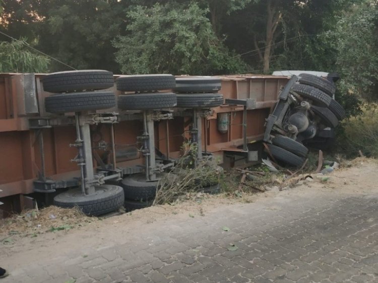 जयपुर में केबल से भरा ट्रेलर अनियंत्रित होकर पलटा — सड़क सुरक्षा और नियमों पर उठ रहे बड़े सवाल