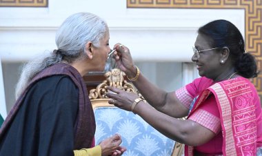 बजट से पहले राष्ट्रपति ने वित्त मंत्री का ‘मुँह मीठा’ कराया — जनता का भी मुँह मीठा होगा या फिर धोखा?