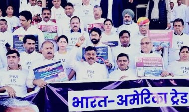 Rajasthan Vidhansabha News: भारत-अमेरिका ट्रेड डील पर कांग्रेस का हंगामा, ‘PM Is Compromised’ टी-शर्ट पहनकर पहुंचे विधायक