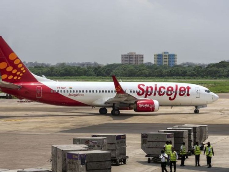 जयपुर-दुबई SpiceJet फ्लाइट लेट: घंटों इंतजार से यात्री परेशान, एयरपोर्ट पर हंगामा