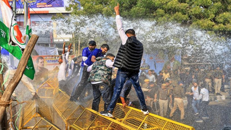 Jaipur में यूथ कांग्रेस का PCC कार्यालय के बाहर प्रदर्शन, पुलिस से झड़प