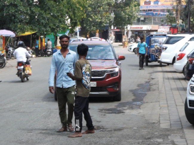बदलेगा ट्रैफिक पैटर्न! अब लेफ्ट नहीं राइट साइड चलेंगे लोग? SC ने केंद्र से मांगा जवाब - जानें LHT-RHT का पूरा मामला