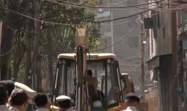 दिल्ली के उत्तम नगर में होली विवाद ने लिया हिंसक रूप, तरुण कुमार की मौत के बाद आरोपी के घर पर चला बुलडोजर