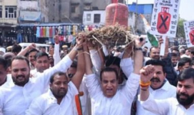 राजस्थान में LPG पर सियासी घमासान, कांग्रेस ने निकाली सिलेंडर की ‘अर्थी’