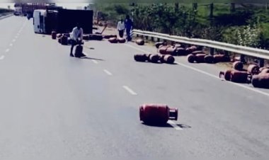 किशनगढ़ में गैस सिलेंडरों से भरा ट्रक पलटा, टायर फटने से सड़क पर बिखरे 145 सिलेंडर