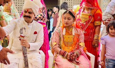 1 रुपए शगुन में IPS शादी: विदाई में भावुक हुईं अंशिका, मां-बहन से लिपटकर रो पड़ीं