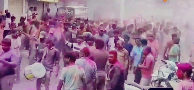 भीलवाड़ा में शीतला अष्टमी पर निकली 'मुर्दा यात्रा', जिंदा आदमी को शव बनाकर खेला रंग-गुलाल