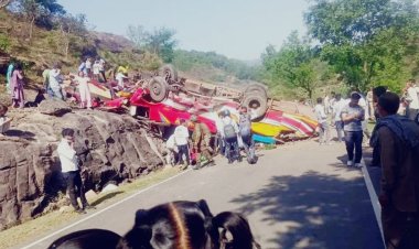 उधमपुर में भीषण बस हादसा: 80 फीट खाई में गिरी बस, 10 से ज्यादा मौतों की आशंका