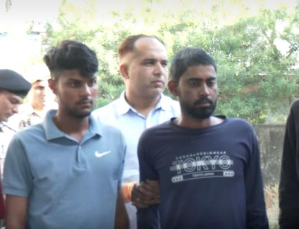 चलती बाइक पर युवती से छेड़छाड़, 4 आरोपी गिरफ्तार