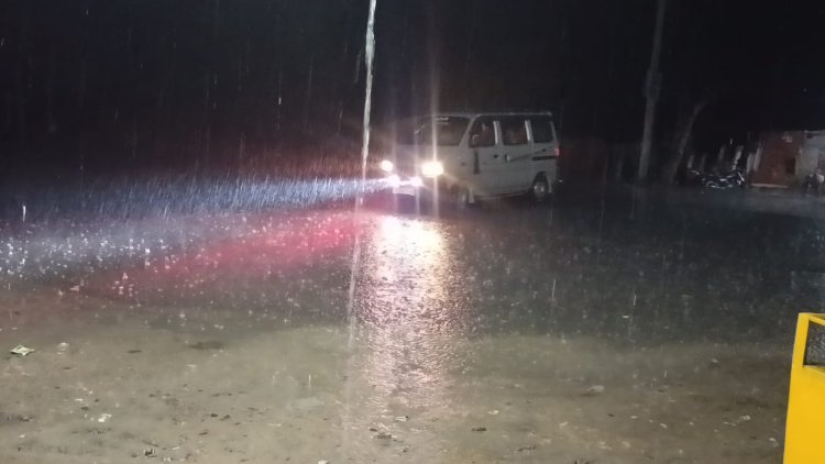 पादूकलां में तेज बारिश: सड़कों पर पानी, किसानों की बढ़ी चिंता