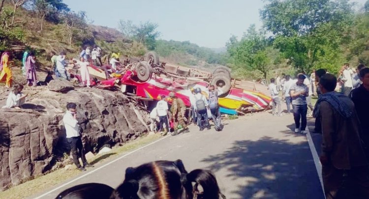 उधमपुर में भीषण बस हादसा: 80 फीट खाई में गिरी बस, 10 से ज्यादा मौतों की आशंका