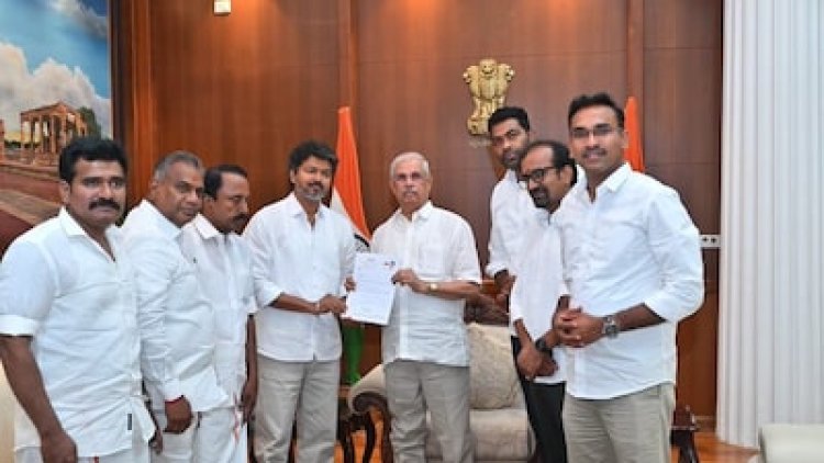 Tamil Nadu Government Formation: दावा पेश करने के बाद भी फंसा पेंच, क्या टलेगी विजय की शपथ?