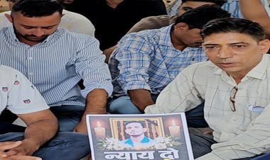 बाड़मेर अस्पताल के बाहर निविदा कर्मचारियों का धरना जारी