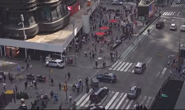 अमेरिका के TIMES SQUARE पर गोलियों की गूंज, जश्न के बीच मची अफरा-तफरी