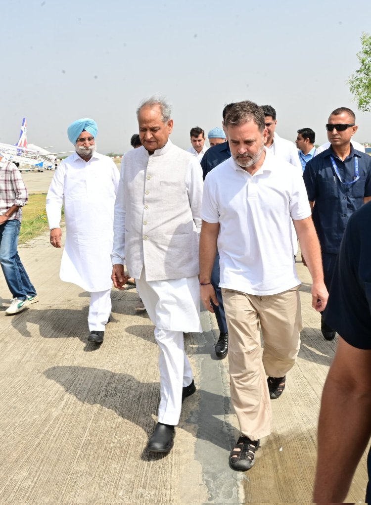 राहुल गांधी ने दिया संदेश...एक फोटो से मैसेज क्लियर..गहलोत आगे पायलट पीछे !