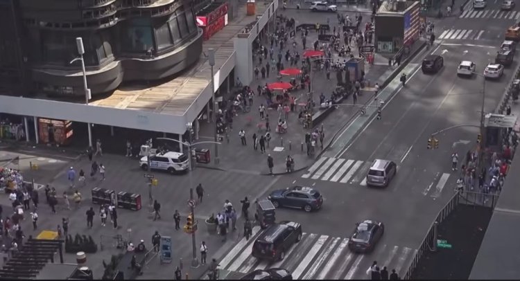 अमेरिका के TIMES SQUARE पर गोलियों की गूंज, जश्न के बीच मची अफरा-तफरी