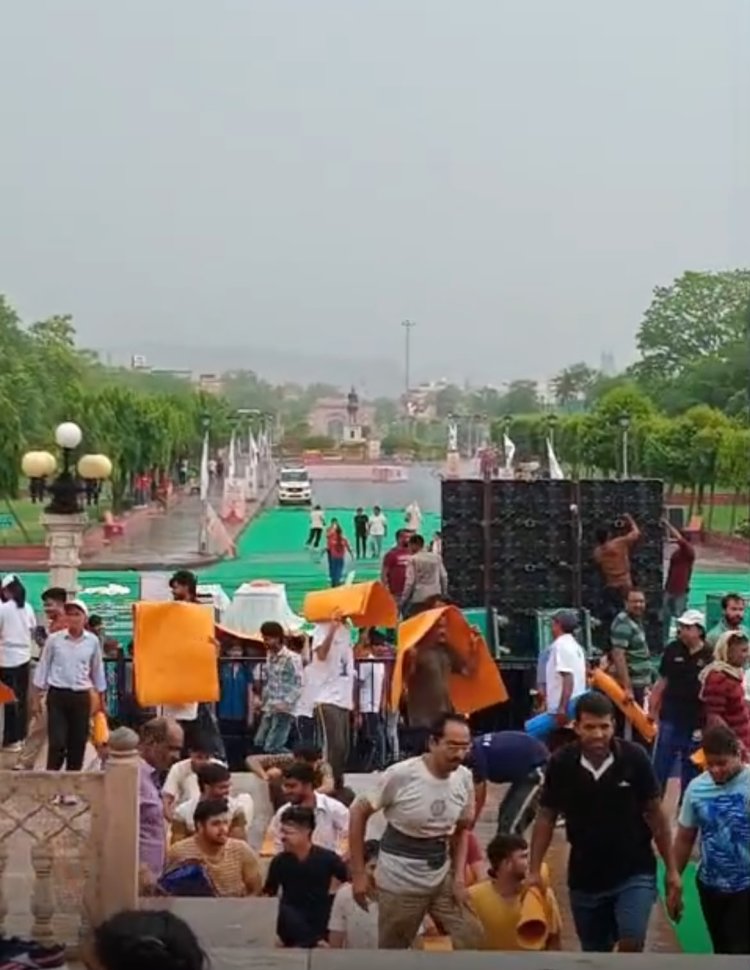 बारिश में भीगते रहे बच्चे, अल्बर्ट हॉल के अंदर योग करती रहीं उपमुख्यमंत्री!
