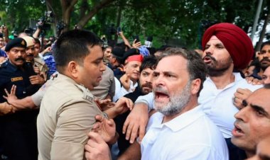 PM आवास के बाहर कांग्रेस का हंगामा, राहुल गांधी और अखिलेश यादव हिरासत में; कई विपक्षी नेताओं पर पुलिस की कार्रवाई