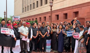 Parliament Protest: काले कपड़ों में संसद पहुंचे राहुल गांधी, प्रियंका और अखिलेश यादव, छात्रों पर लाठीचार्ज को लेकर विपक्ष का हंगामा