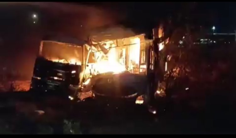दौसा: दिल्ली-मुंबई एक्सप्रेसवे पर भीषण हादसा, बस-ट्रक की टक्कर के बाद लगी आग; 7 की मौत, 22 घायल- देखें भयावह विडिओ