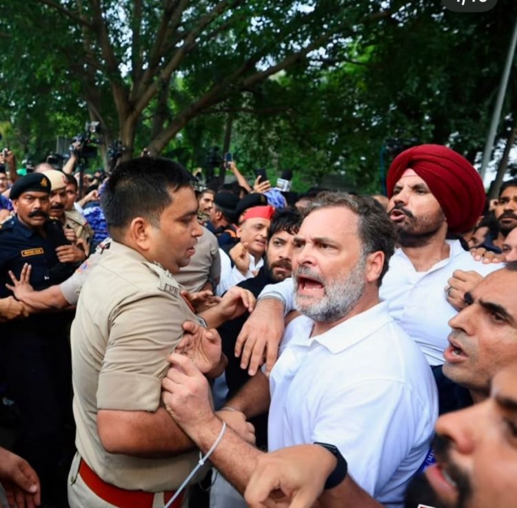 PM आवास के बाहर कांग्रेस का हंगामा, राहुल गांधी और अखिलेश यादव हिरासत में; कई विपक्षी नेताओं पर पुलिस की कार्रवाई