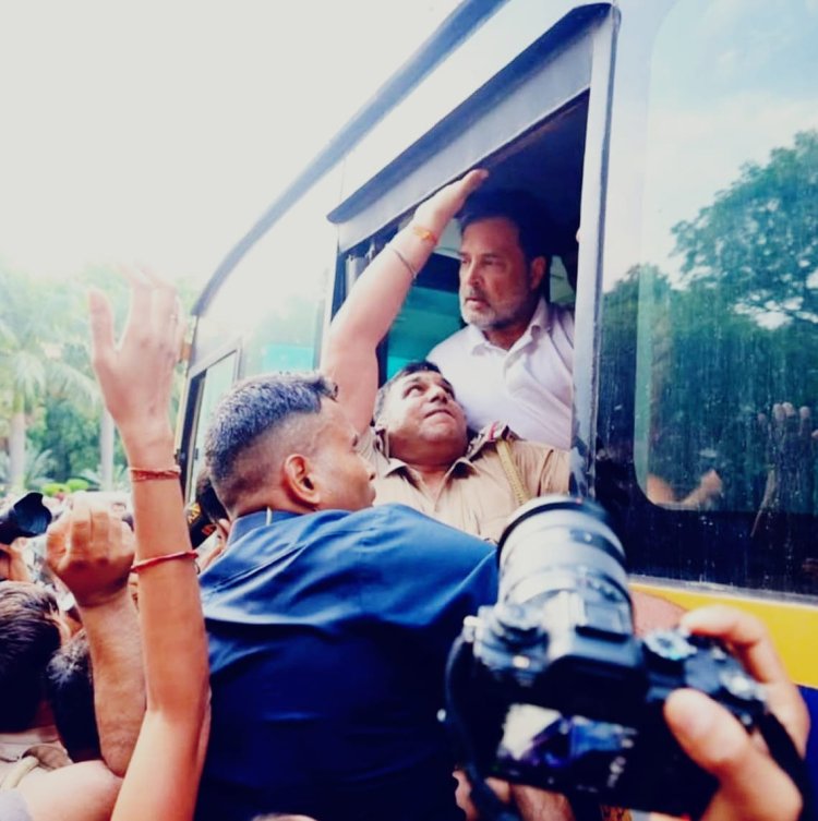 PM आवास धरने के बाद राहुल गांधी हिरासत में, मॉडल टाउन पुलिस स्टेशन ले जाया गया