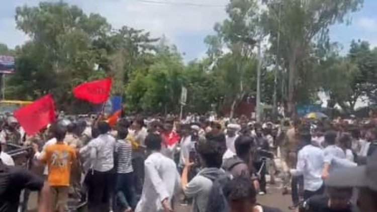 NEET पेपर लीक के विरोध में पटना में AISA का राजभवन मार्च, छात्रों पर आंसू गैस और वाटर कैनन का इस्तेमाल