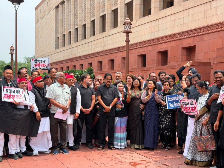 Parliament Protest: काले कपड़ों में संसद पहुंचे राहुल गांधी, प्रियंका और अखिलेश यादव, छात्रों पर लाठीचार्ज को लेकर विपक्ष का हंगामा