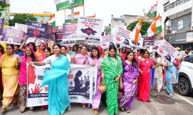 जयपुर में महिला कांग्रेस का प्रदर्शन, महिला सुरक्षा और स्वास्थ्य व्यवस्था के खिलाफ निकाली शव यात्रा