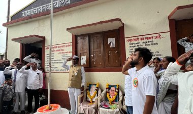 CJP Founder Abhijeet Dipke ने पैतृक गांव में फहराया तिरंगा, ‘School Thik Karo’ अभियान की करेंगे शुरुआत