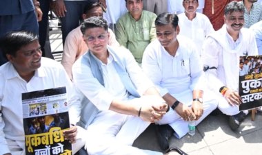 स्कूल ठीक नहीं कर सकते तो कैमरे पर लगा दी पाबंदी, कब तक छिपाओगे गलतियां?