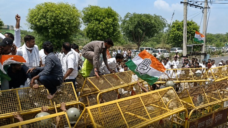 डीडवाना में किसानों का फूटा गुस्सा: बैरिकेड्स तोड़ कलेक्टर ऑफिस पहुंची भीड़, ₹82.55 लाख भुगतान की मांग