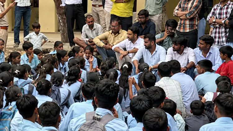 अलवर में CJP का प्रदर्शन: जर्जर स्कूल और सड़क की समस्या को लेकर आशुतोष रांका ने खोला मोर्चा