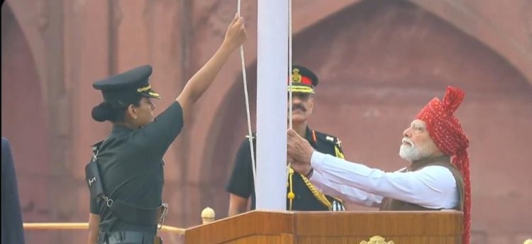 Independence Day 2026: पीएम मोदी ने लाल किले पर फहराया तिरंगा, पहली बार गूंजा ‘वंदे मातरम’