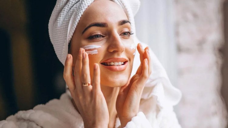 उमस और पसीने में चिपचिपी त्वचा से परेशान? अपनाएं ये आसान स्किन केयर टिप्स